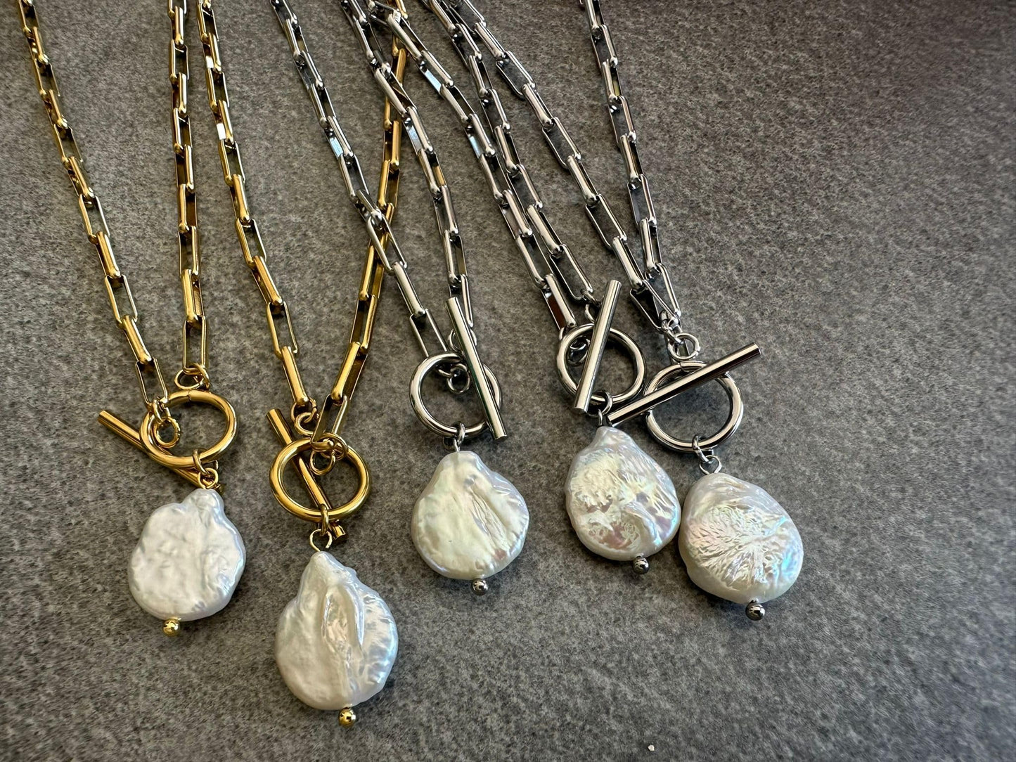 Mädelswelt | Handgefertigte Halskette mit vergoldeter Gliederkette und Barockperlen-Anhänger - Elegantes Schmuckstück aus Edelstahl - Kettenlänge ca. 45cm