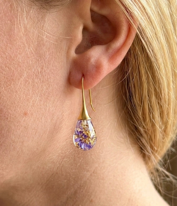 Tropfen-Ohrringe mit echten Blüten & Blattgold