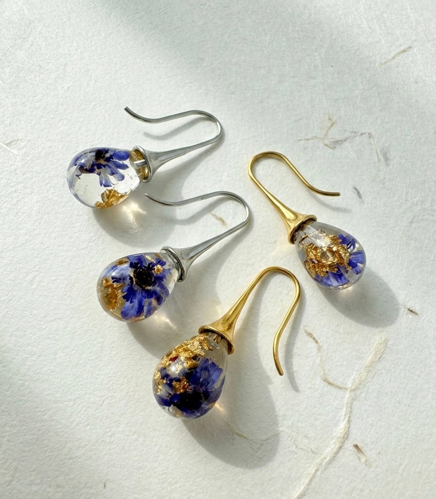 Tropfen-Ohrringe mit echten Blüten & Blattgold