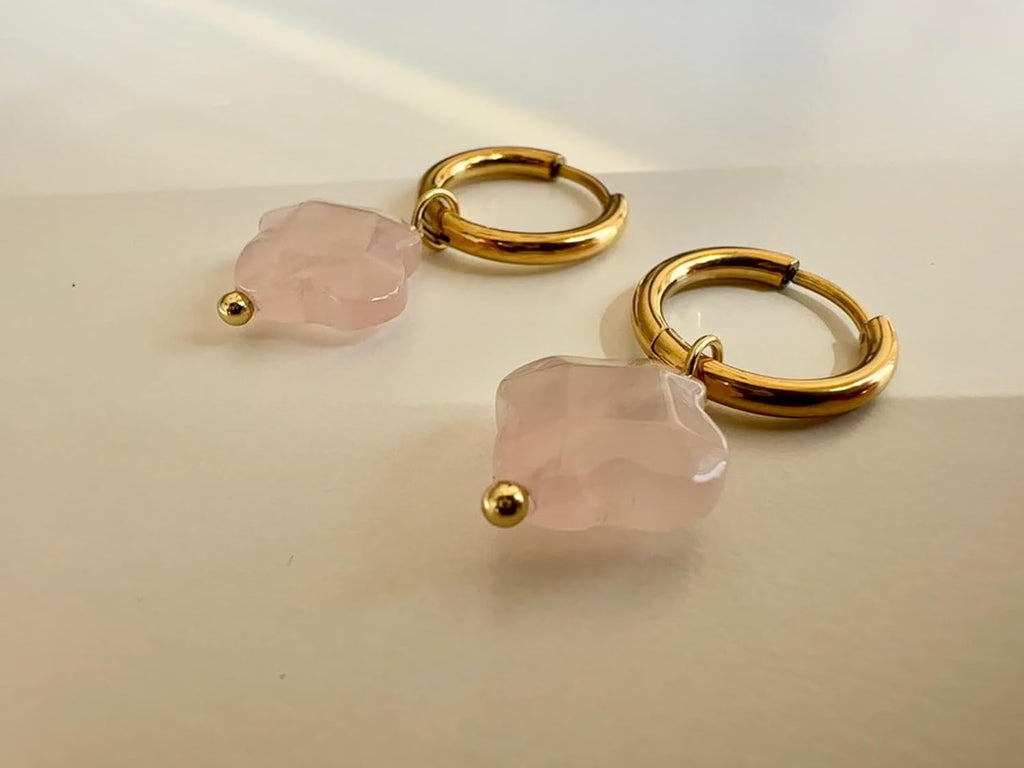 Mädelswelt | Elegante Kleeblatt Creolen handgefertigte Ohrringe mit Rosenquarz-Anhänger und goldenen Creolen - größe ca.16mmx32mm