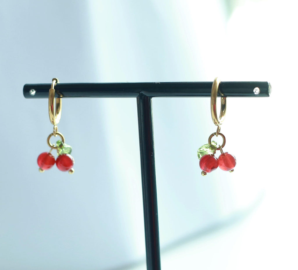 Mädelswelt | Handgemachte Ohrring/Creolen Kirschen | Stilvoller Edelstahl hängend Achat Stein Steinanhänger | Handmade Ohrring für Damen/Mädchen… (Gold/Rot)