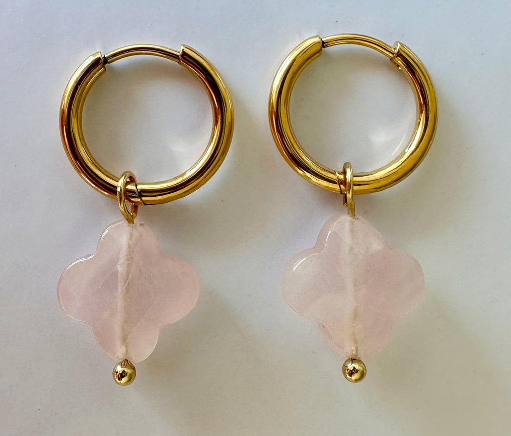 Mädelswelt | Elegante Kleeblatt Creolen handgefertigte Ohrringe mit Rosenquarz-Anhänger und goldenen Creolen - größe ca.16mmx32mm