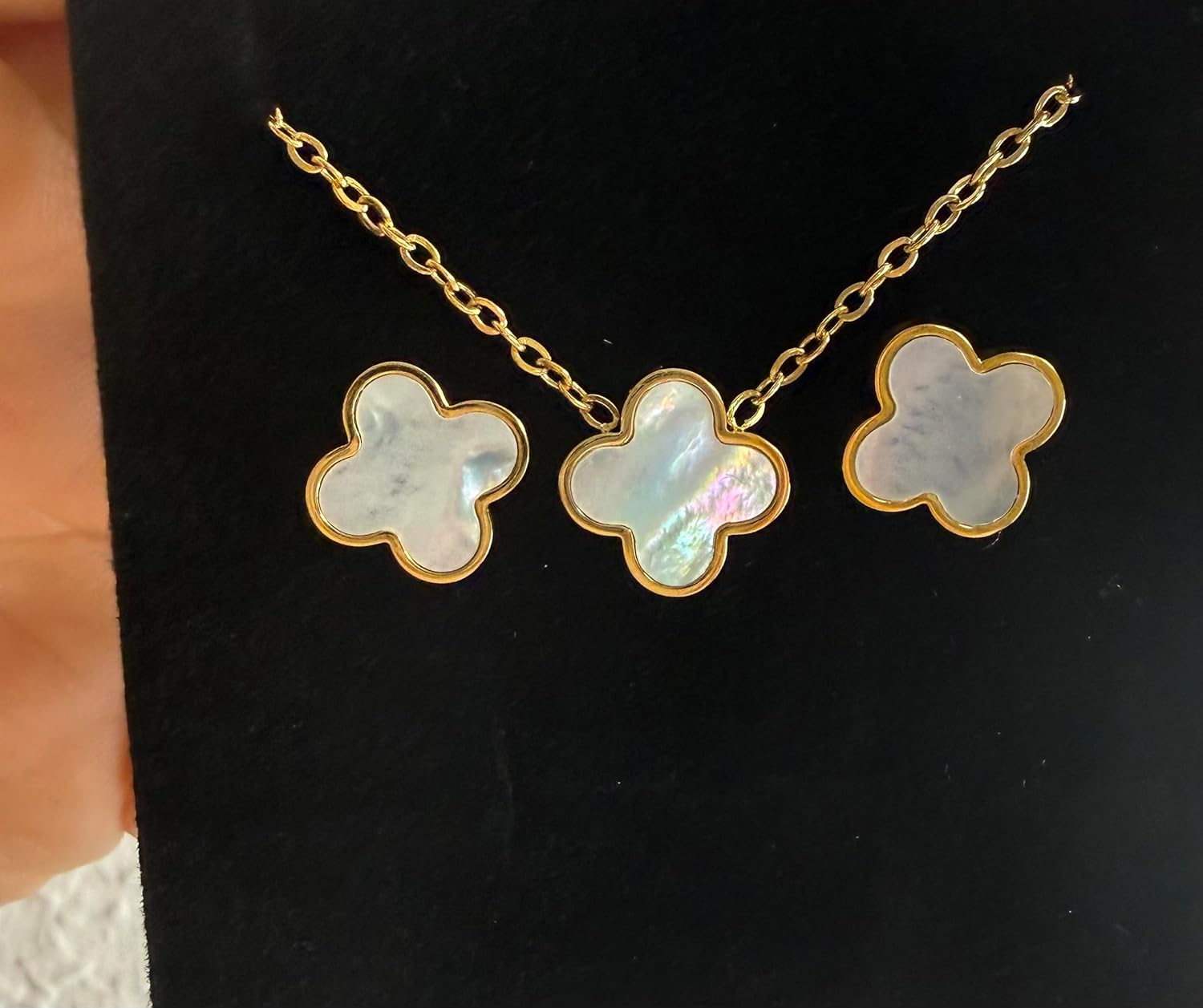 Perlmutt-Kleeblatt-Ohrstecker für Damen, 18-Karat vergoldet, wasserfest, aus 316L Edelstahl mit echtem weißem Perlmutt