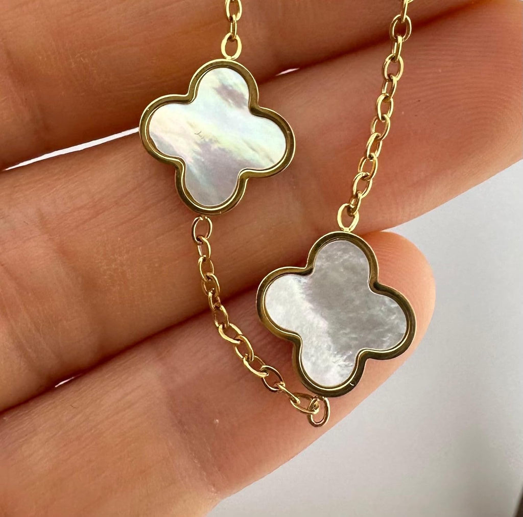 Elegantes Armband mit vierblättrigen weiß Perlmutt Kleeblatt-Anhängern und vergoldetem Edelstahl Länge 16cm+5cm