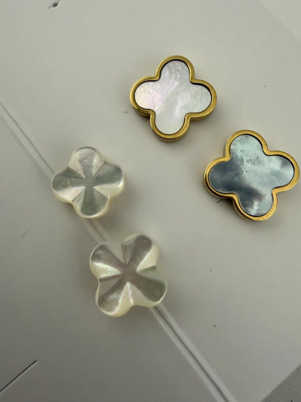 blau-Perlmutt-Kleeblatt-Ohrstecker für Damen, 18-Karat vergoldet, wasserfest, aus 316L Edelstahl mit echtem blauen Perlmutt