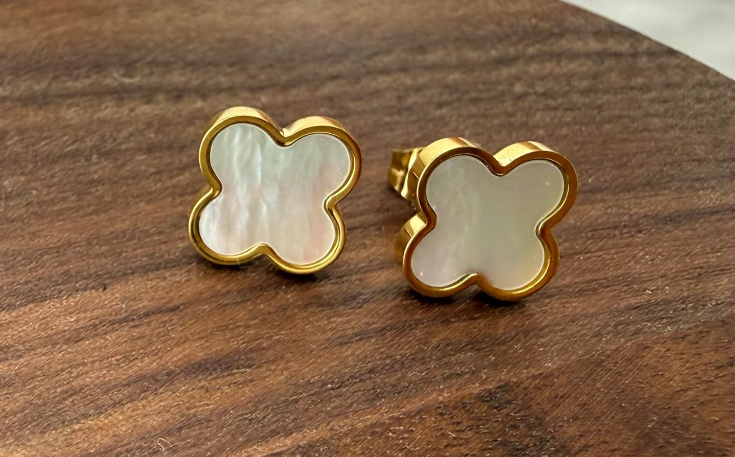 Perlmutt-Kleeblatt-Ohrstecker für Damen, 18-Karat vergoldet, wasserfest, aus 316L Edelstahl mit echtem weißem Perlmutt