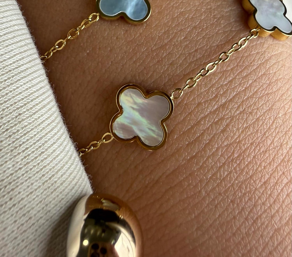 Elegantes Armband mit vierblättrigen weiß Perlmutt Kleeblatt-Anhängern und vergoldetem Edelstahl Länge 16cm+5cm