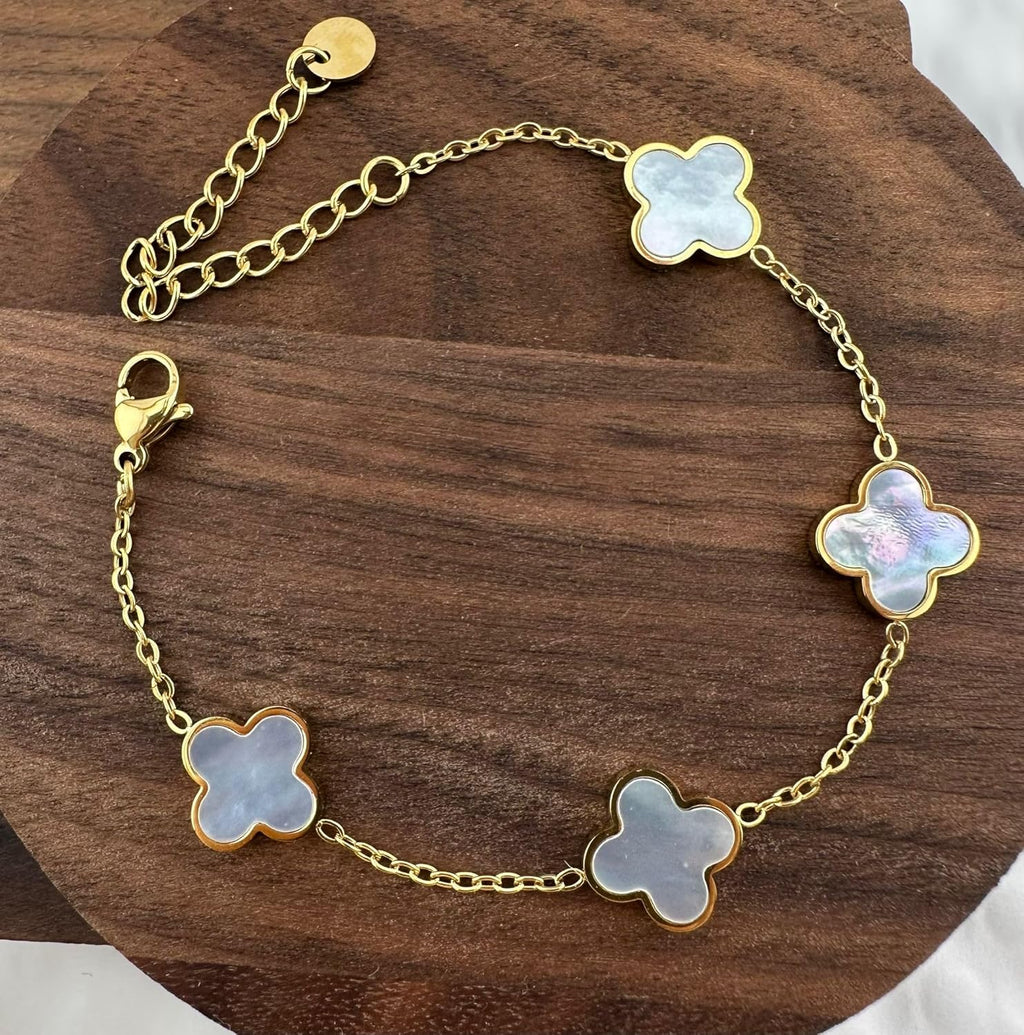 Elegantes Armband mit vierblättrigen weiß Perlmutt Kleeblatt-Anhängern und vergoldetem Edelstahl Länge 16cm+5cm