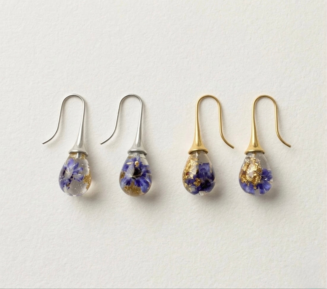 Tropfen-Ohrringe mit echten Blüten & Blattgold