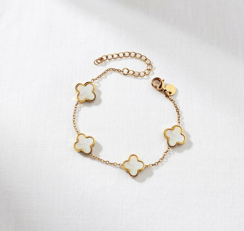 Elegantes Armband mit vierblättrigen weiß Perlmutt Kleeblatt-Anhängern und vergoldetem Edelstahl Länge 16cm+5cm