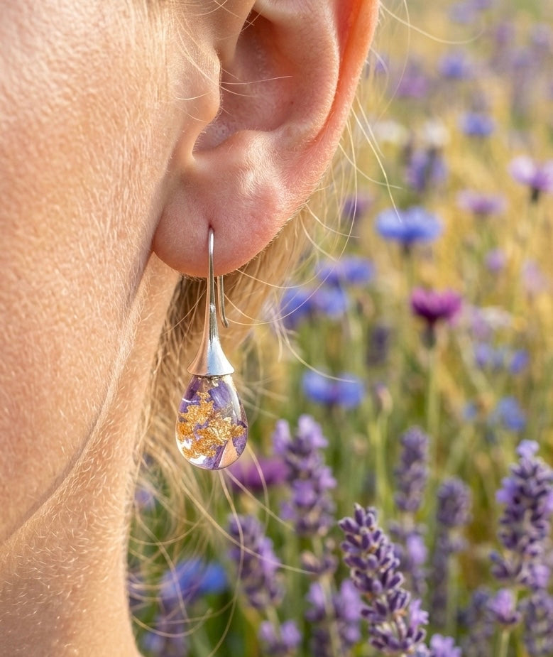 Tropfen-Ohrringe mit echten Blüten & Blattgold